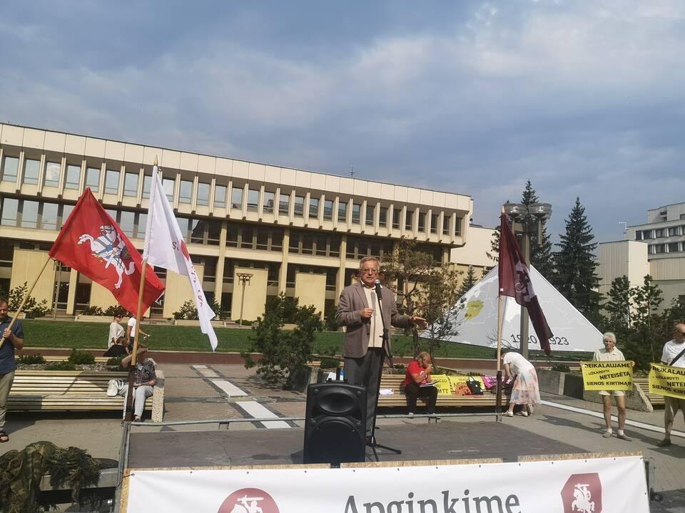 Protestas prie Seimo: reikalauja užkirsti kelią į Lietuvą migrantams
