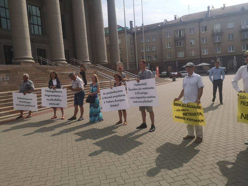 Protestas prie Seimo: reikalauja užkirsti kelią į Lietuvą migrantams