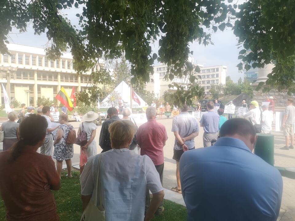 Protestas prie Seimo: reikalauja užkirsti kelią į Lietuvą migrantams