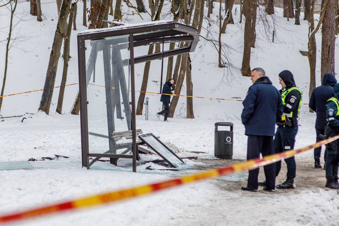 Į gaisrą skubėję ugniagesiai Panemunėje rėžėsi į stotelę