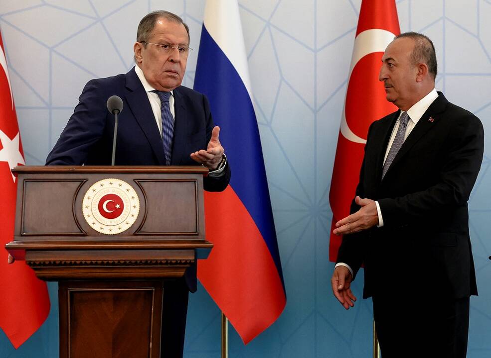 Sergejus Lavrovas (kairėje) ir Mevlutas Cavusoglu (dešinėjė)