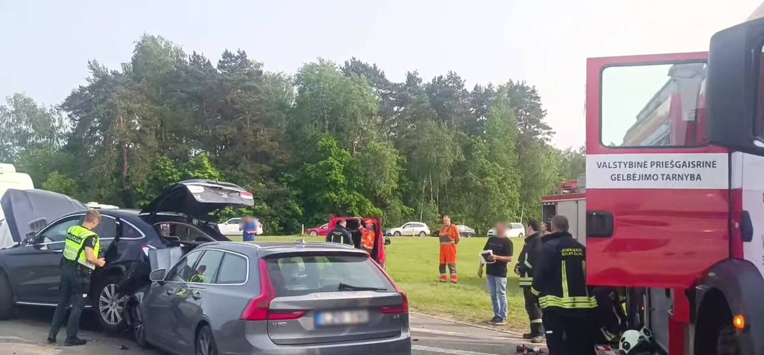 Prie Gariūnų Vilniuje – masinė avarija: susidūrė mikroautobusai ir lengvieji automobiliai