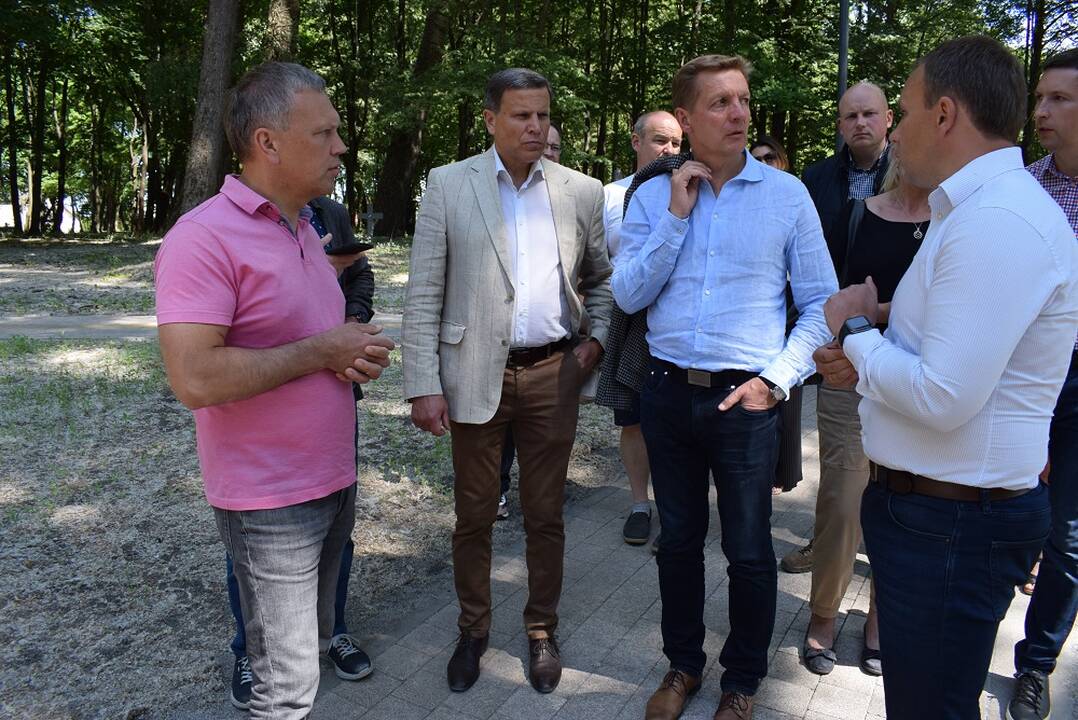 Dėmesys: Klaipėdos savivaldybės ir „Plungės lagūnos“ atstovai apžiūrėjo baigiamą sutvarkyti Skulptūrų parką.