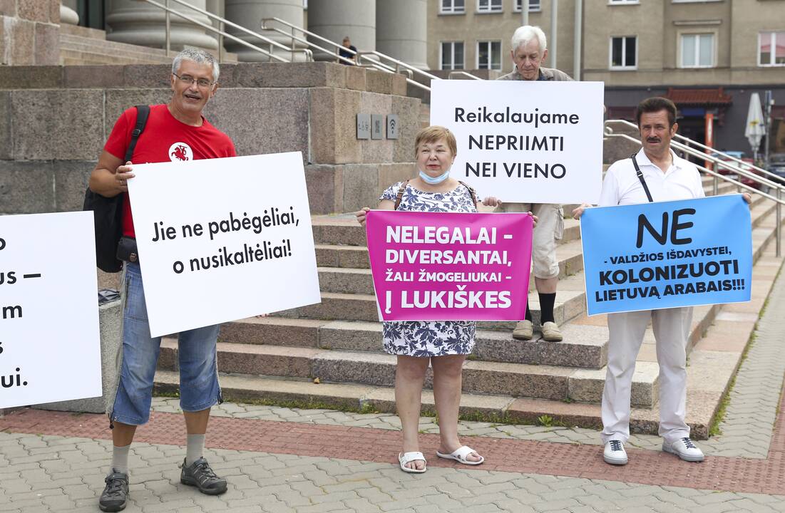 Protestas prie Seimo: reikalauja užkirsti kelią į Lietuvą migrantams