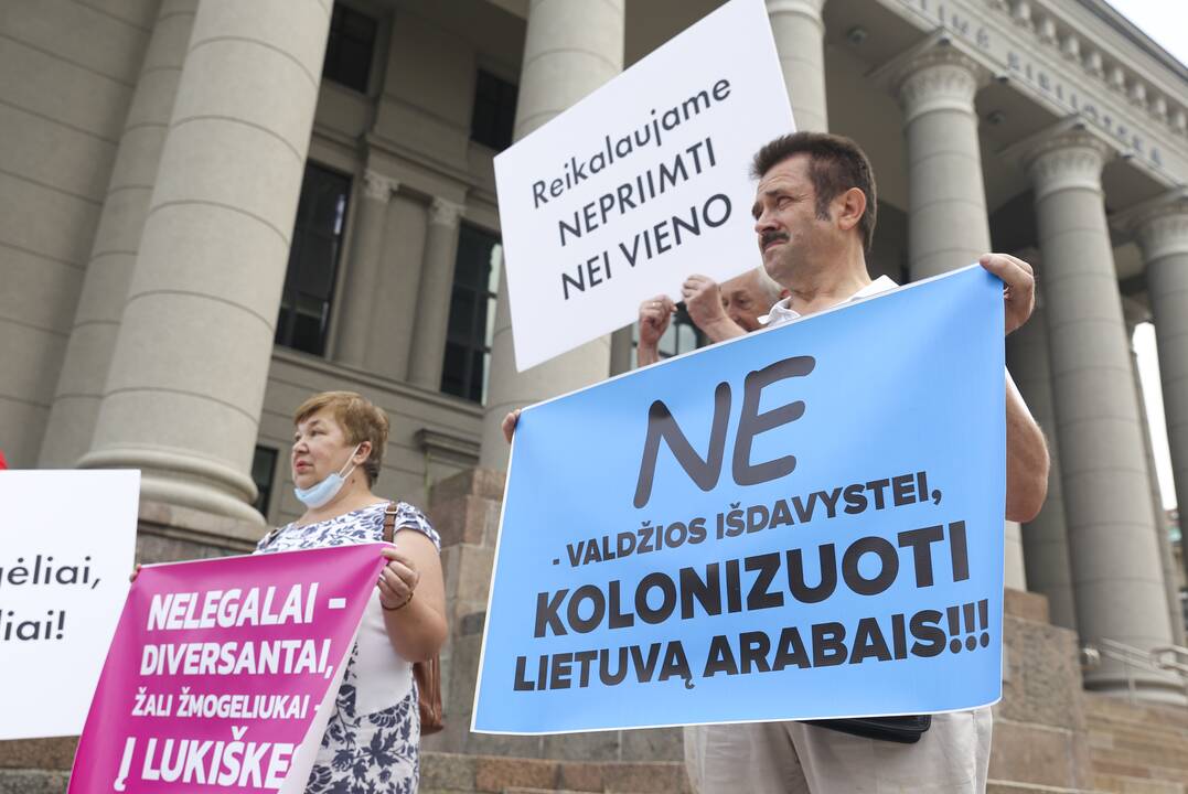 Protestas prie Seimo: reikalauja užkirsti kelią į Lietuvą migrantams