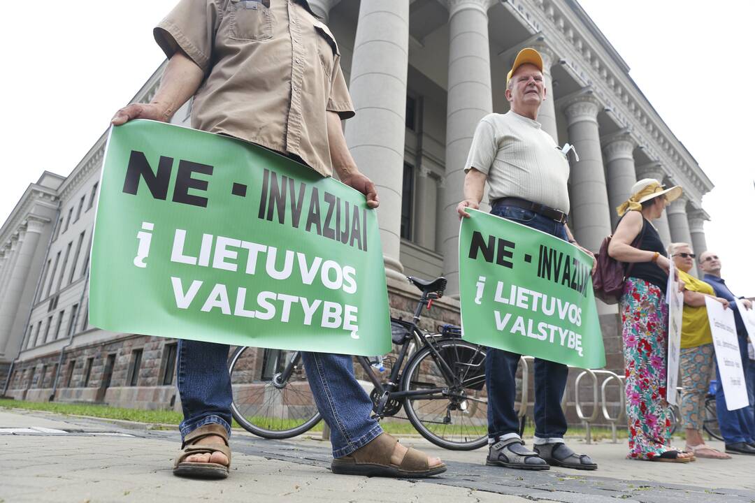 Protestas prie Seimo: reikalauja užkirsti kelią į Lietuvą migrantams