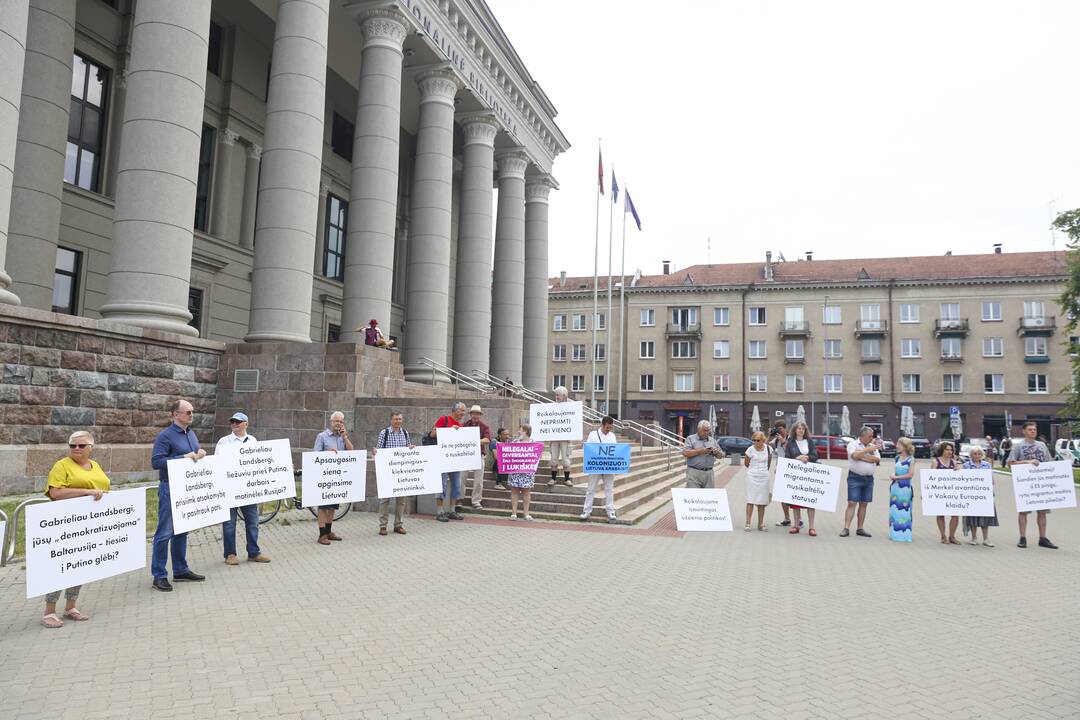 Protestas prie Seimo: reikalauja užkirsti kelią į Lietuvą migrantams