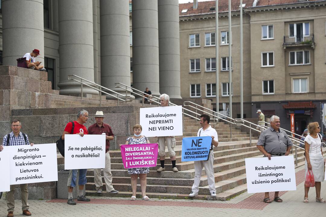 Protestas prie Seimo: reikalauja užkirsti kelią į Lietuvą migrantams