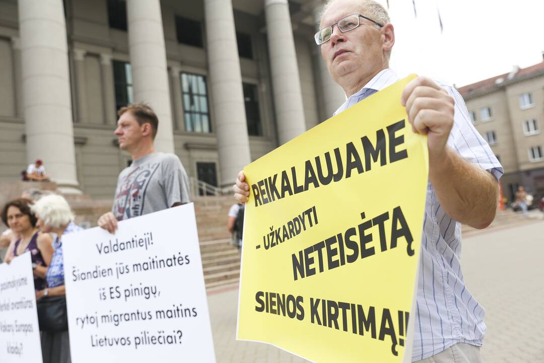 Protestas prie Seimo: reikalauja užkirsti kelią į Lietuvą migrantams
