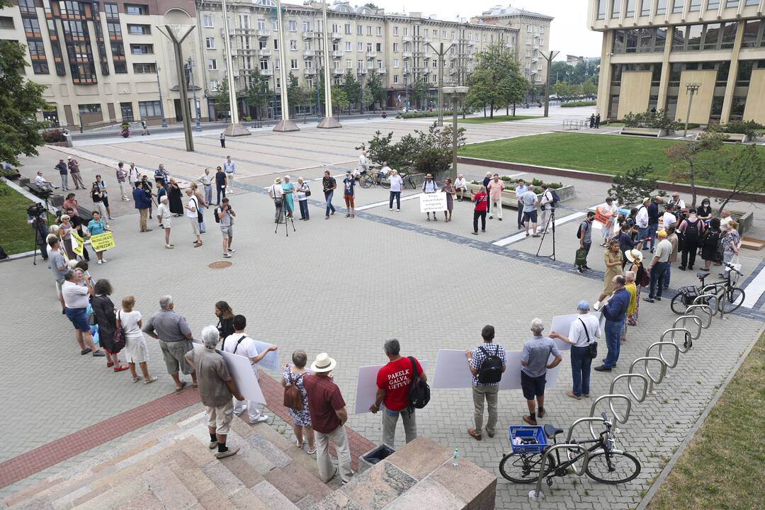 Protestas prie Seimo: reikalauja užkirsti kelią į Lietuvą migrantams