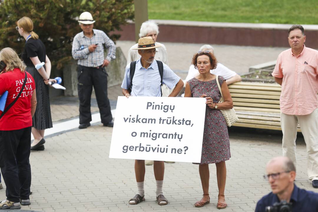 Protestas prie Seimo: reikalauja užkirsti kelią į Lietuvą migrantams