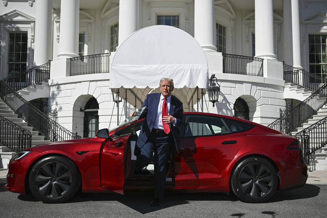 Trumpas po ginčo su Musku gali atsikratyti savo raudono „Tesla“ automobilio