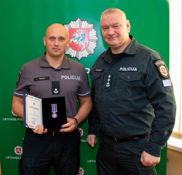 Padėka: A.Tiškui (kairėje) apskrities policijos vadas A.Motuzas įteikė medalį.