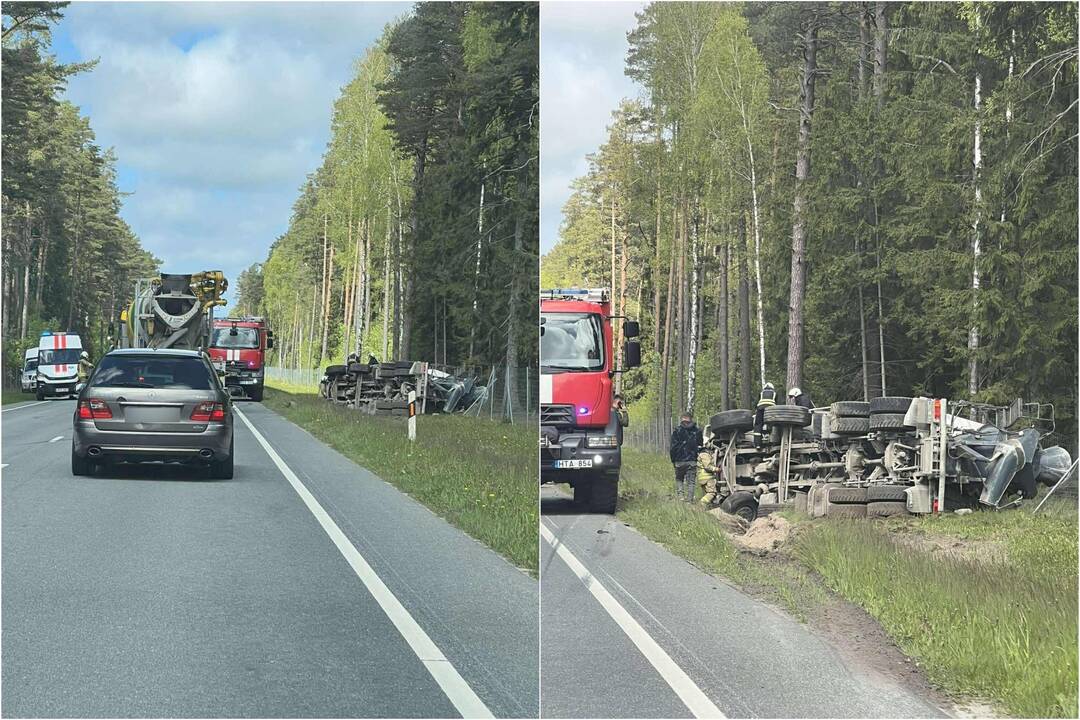Avarija kelyje link Palangos oro uosto: pakelėje – apvirtęs vilkikas