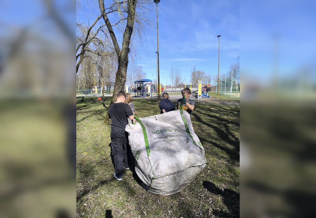 Laisvalaikis: gargždiškiai stengėsi, kad aplinka, kurioje mėgsta leisti laiką, vėl taptų jauki, tad patys grėbė lapus, nešė šiukšles.