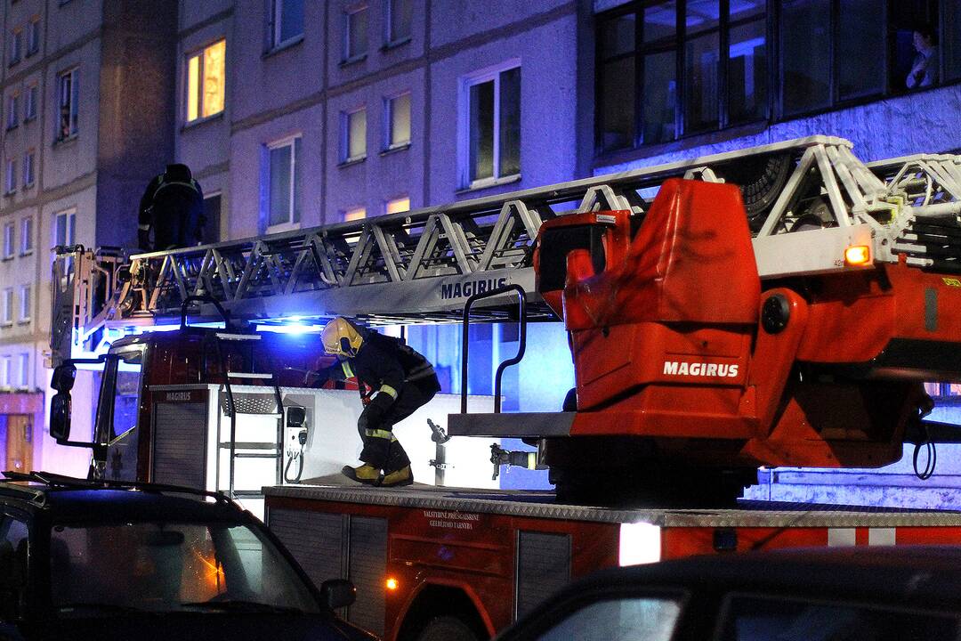 Ugniagesiai ir medikai skubėjo į Geležinio vilko gatvę