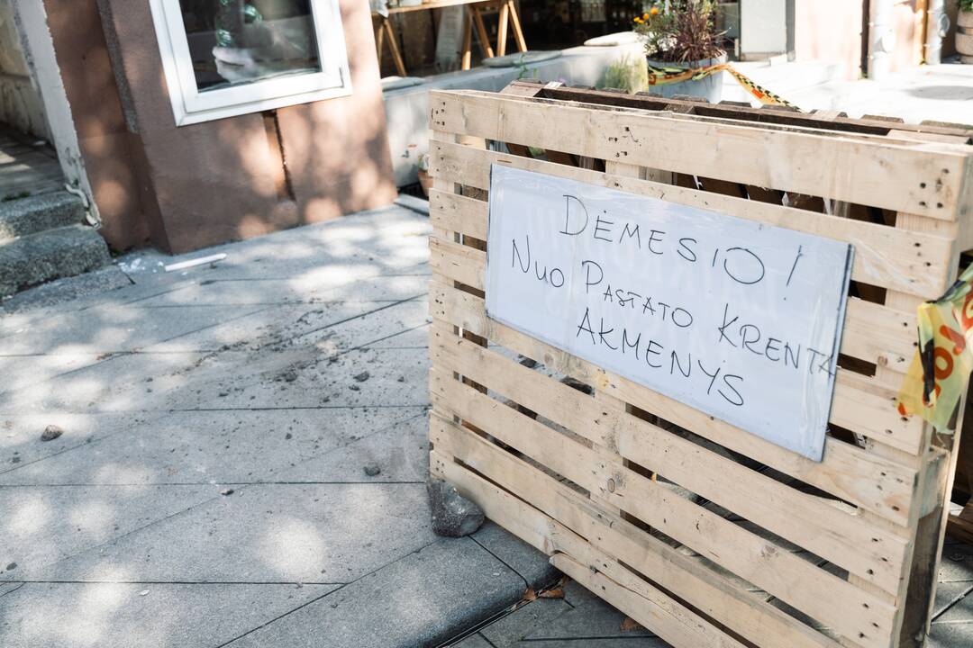 Laisvės alėjoje nuo pastato krenta akmenys