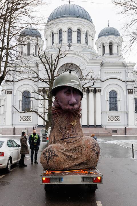 Po Kauną vežiojama skulptūra „Chuilo“