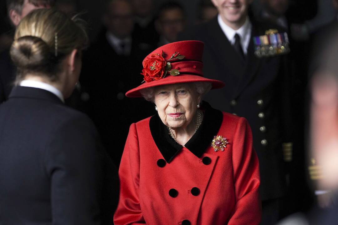 Princas Harry ir Meghan Markle (kairėje) bei karalienė Elizabeth II