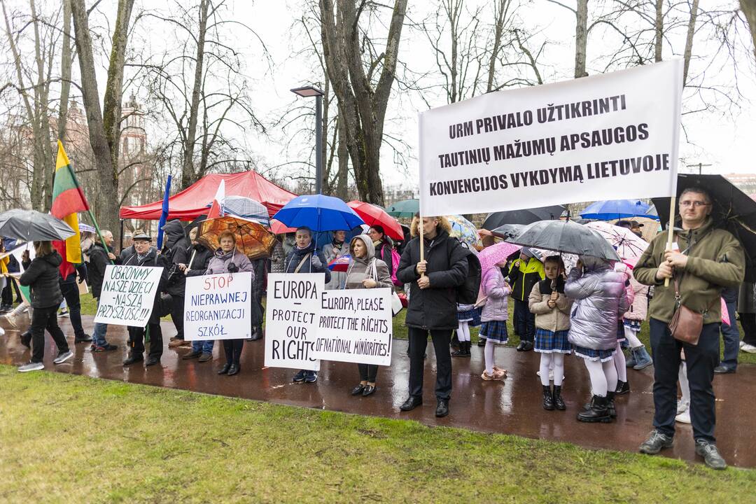 Mitingas „Apginti tautinių mažumų mokyklas Trakų rajone“