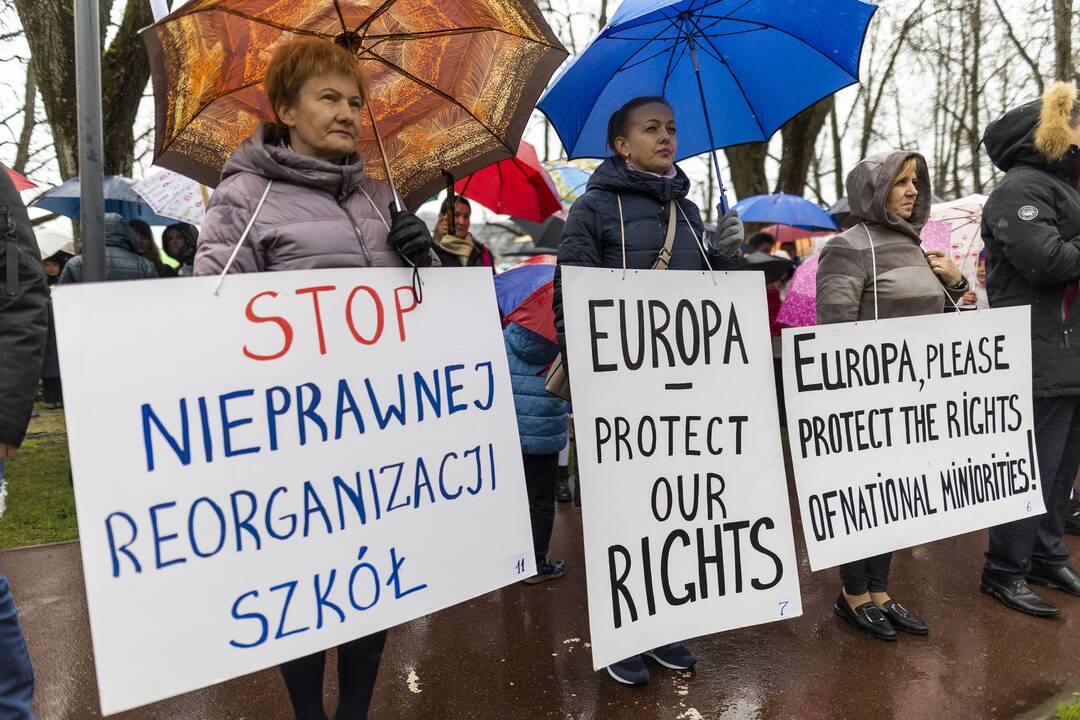 Mitingas „Apginti tautinių mažumų mokyklas Trakų rajone“