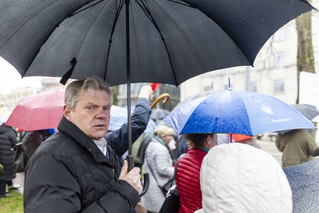 Mitingas „Apginti tautinių mažumų mokyklas Trakų rajone“