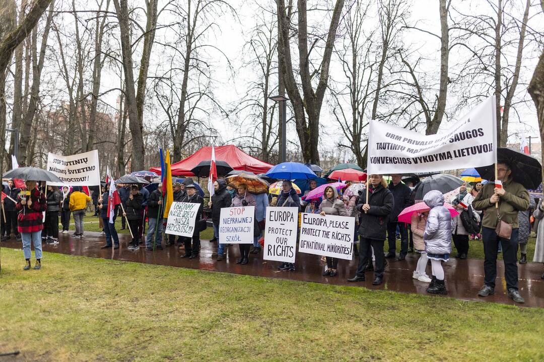 Mitingas „Apginti tautinių mažumų mokyklas Trakų rajone“