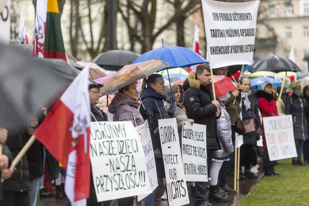 Mitingas „Apginti tautinių mažumų mokyklas Trakų rajone“
