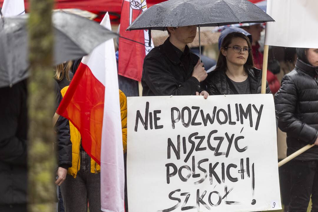 Mitingas „Apginti tautinių mažumų mokyklas Trakų rajone“