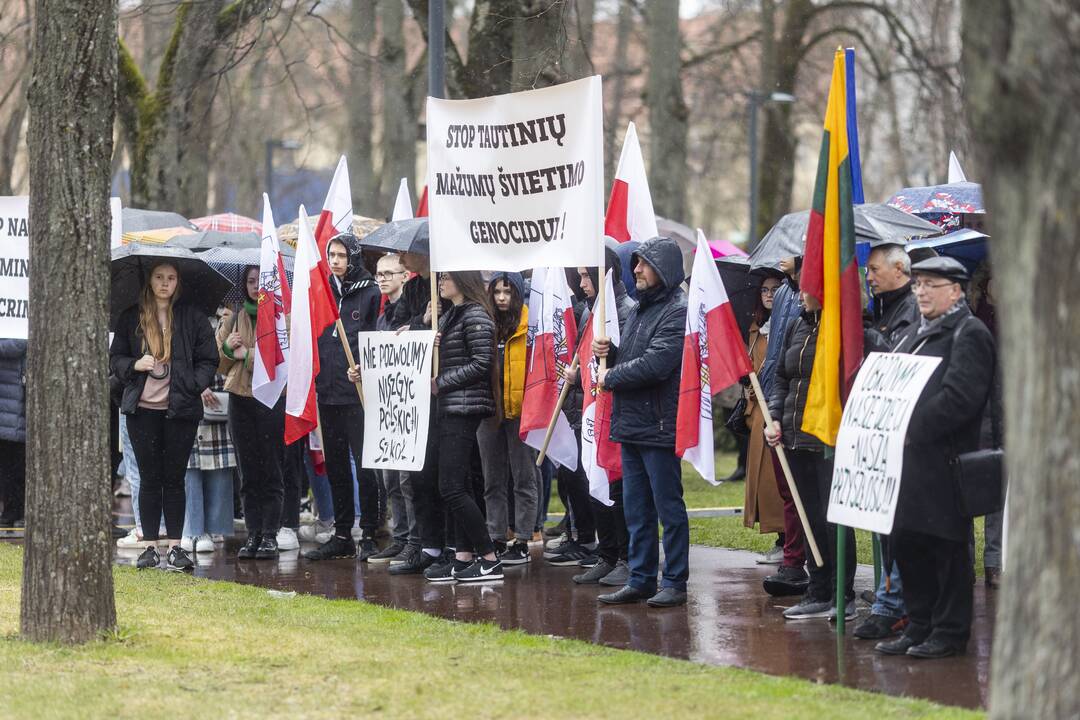 Mitingas „Apginti tautinių mažumų mokyklas Trakų rajone“