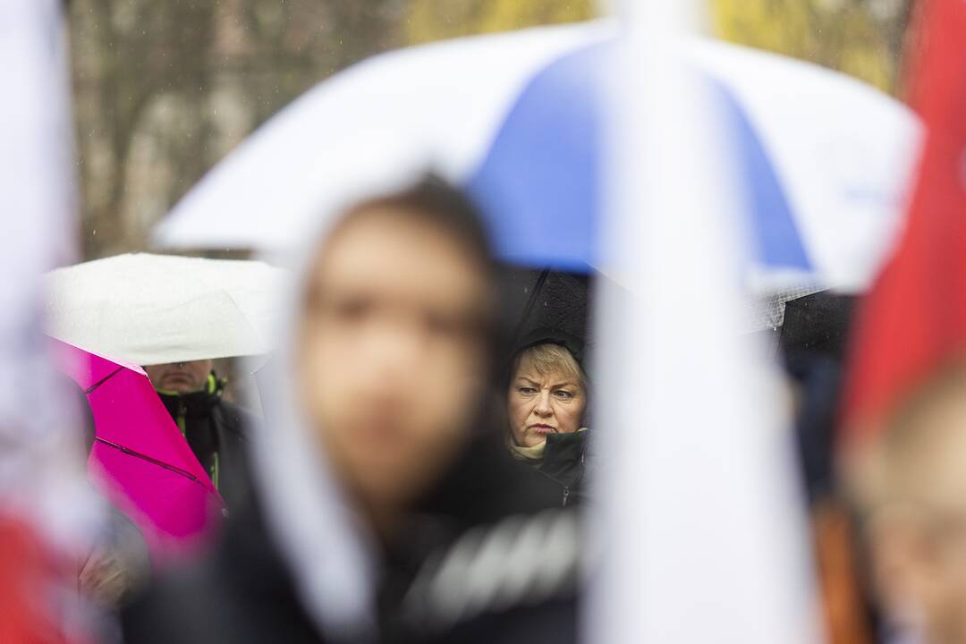 Mitingas „Apginti tautinių mažumų mokyklas Trakų rajone“
