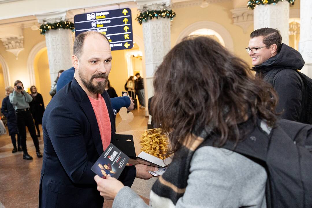 Filmo „ReEmigrantai“ komanda pasitinka grįžtančius oro uoste
