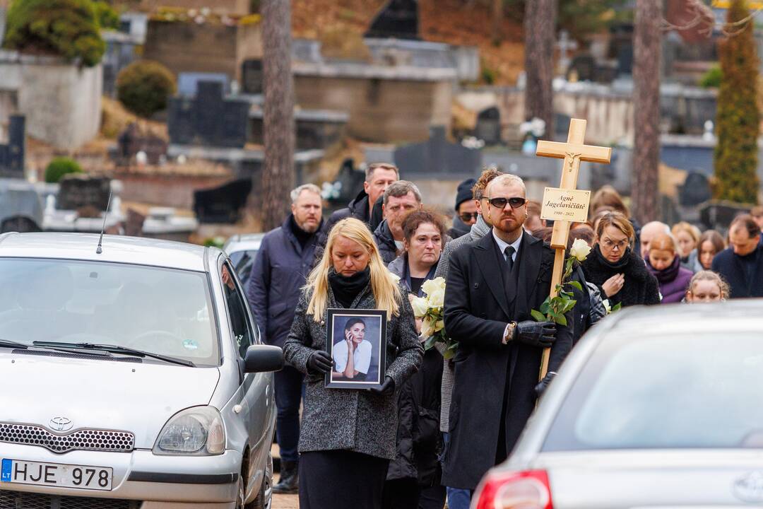 A. Jagelavičiūtės laidotuvės Karmėlavos kapinėse