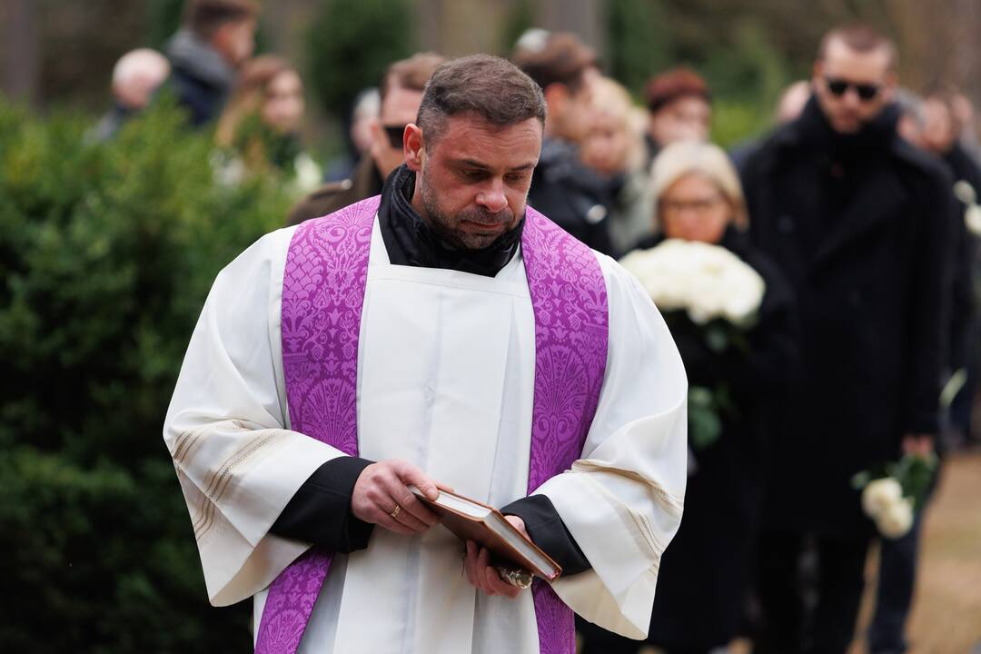 A. Jagelavičiūtės laidotuvės Karmėlavos kapinėse