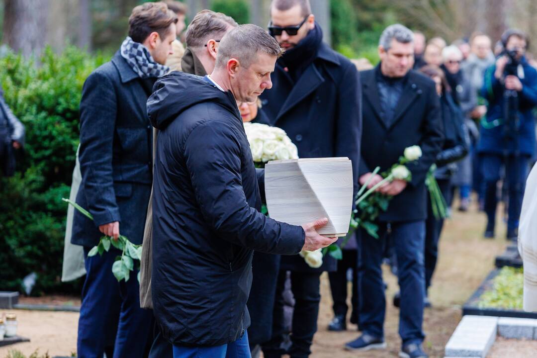 A. Jagelavičiūtės laidotuvės Karmėlavos kapinėse