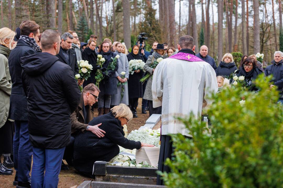 A. Jagelavičiūtės laidotuvės Karmėlavos kapinėse