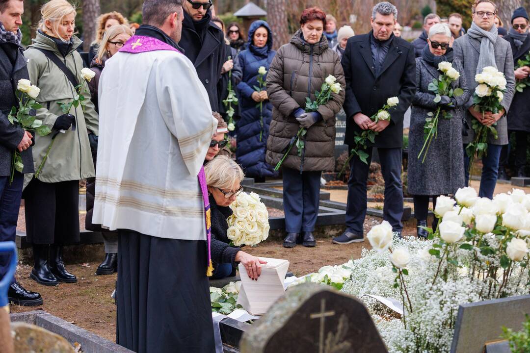 A. Jagelavičiūtės laidotuvės Karmėlavos kapinėse