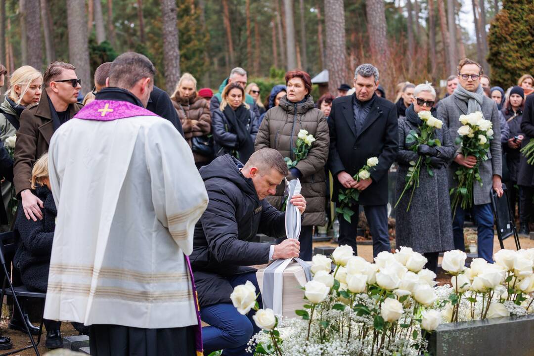 A. Jagelavičiūtės laidotuvės Karmėlavos kapinėse