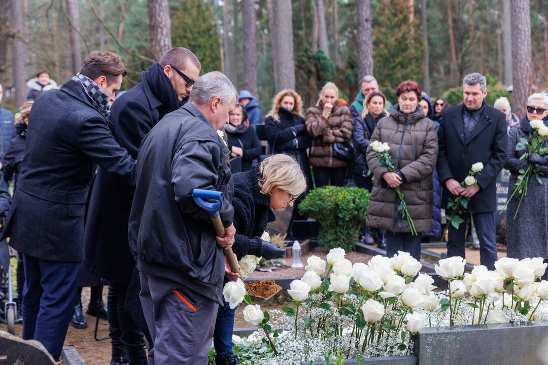 A. Jagelavičiūtės laidotuvės Karmėlavos kapinėse