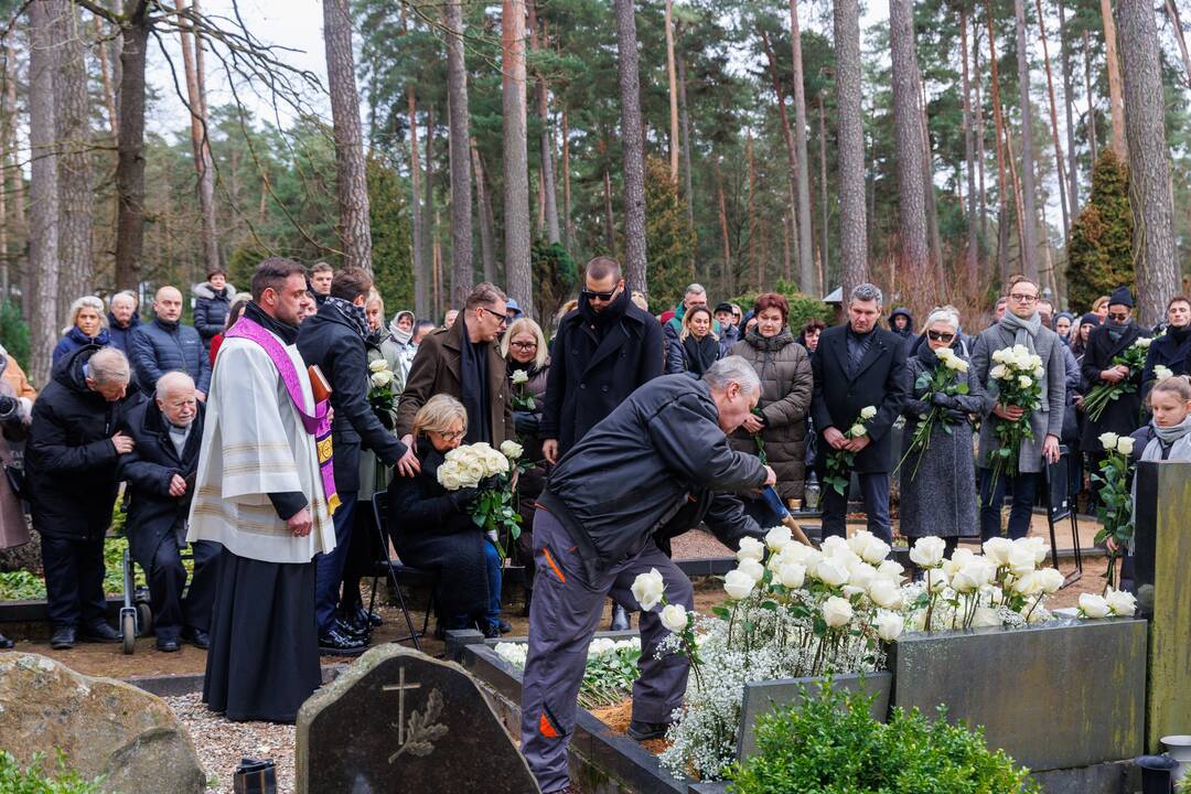 A. Jagelavičiūtės laidotuvės Karmėlavos kapinėse