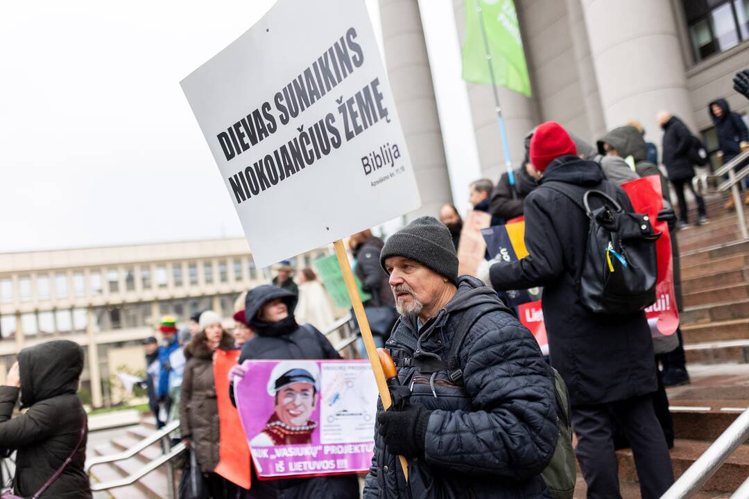 Prie Seimo – protestas dėl plynųjų miškų kirtimų