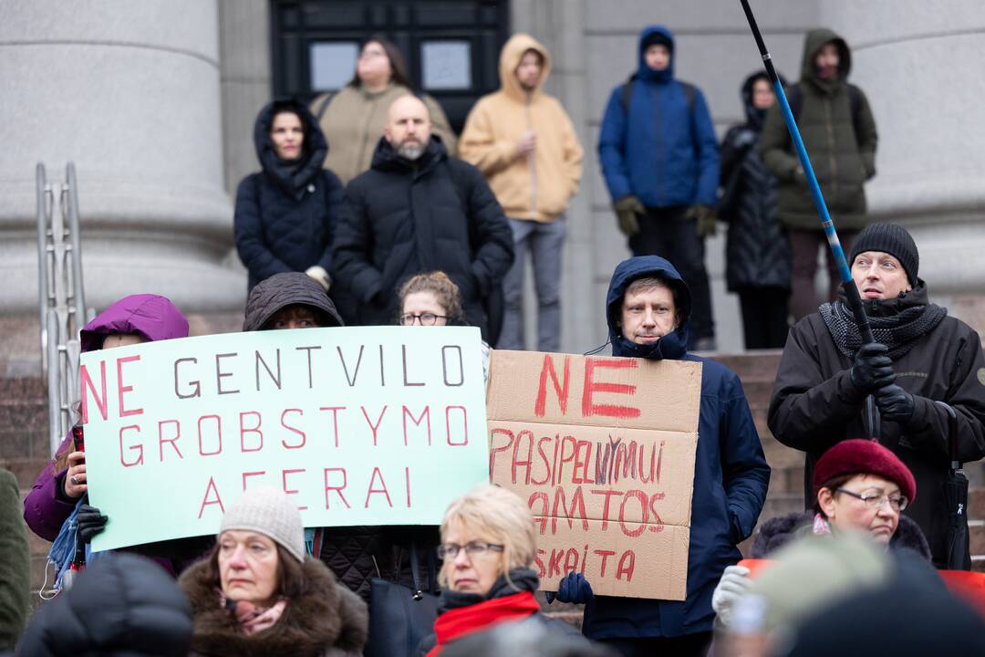 Prie Seimo – protestas dėl plynųjų miškų kirtimų