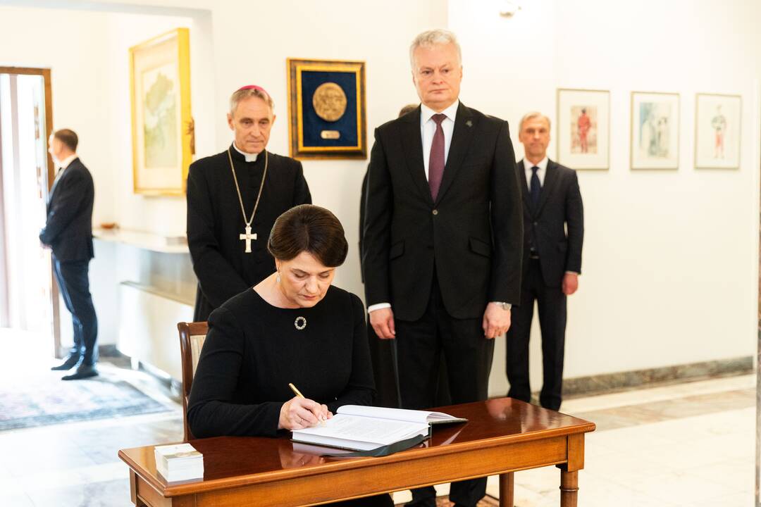 Pasirašymas užuojautų knygoje popiežiaus Pranciškaus atminimui pagerbti