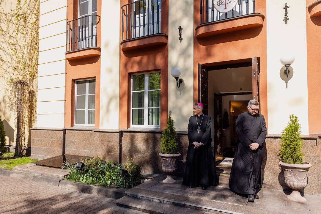 Pasirašymas užuojautų knygoje popiežiaus Pranciškaus atminimui pagerbti