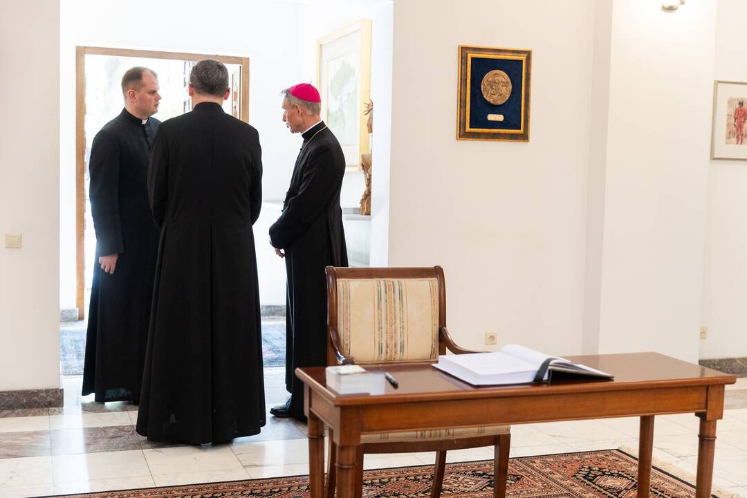 Pasirašymas užuojautų knygoje popiežiaus Pranciškaus atminimui pagerbti