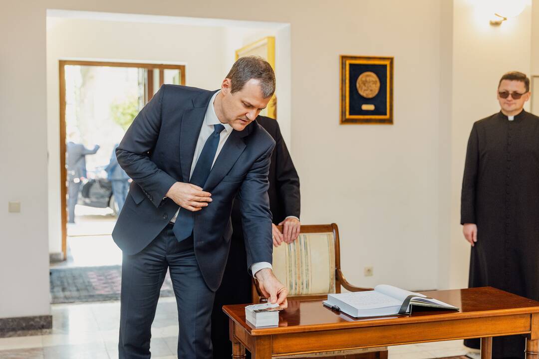 Pasirašymas užuojautų knygoje popiežiaus Pranciškaus atminimui pagerbti