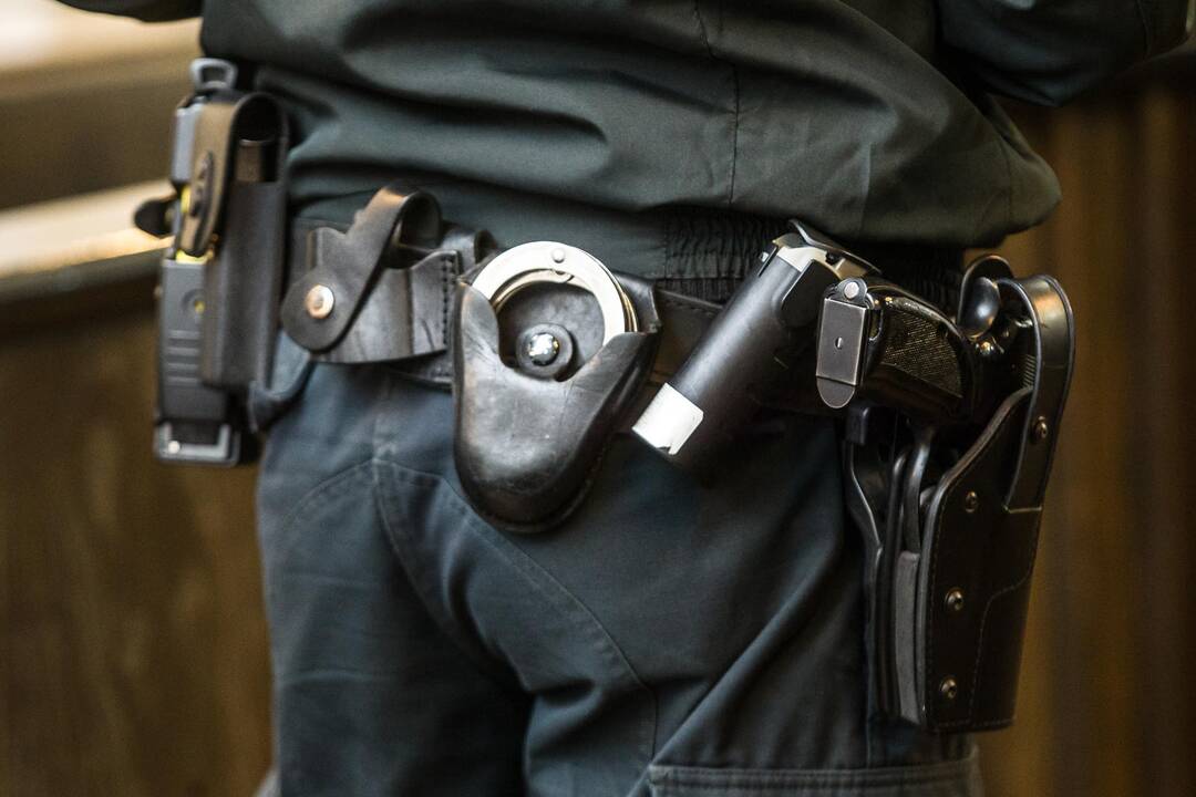 Teismas negrąžino į darbą neblaivaus prie baro siautėjusio policininko