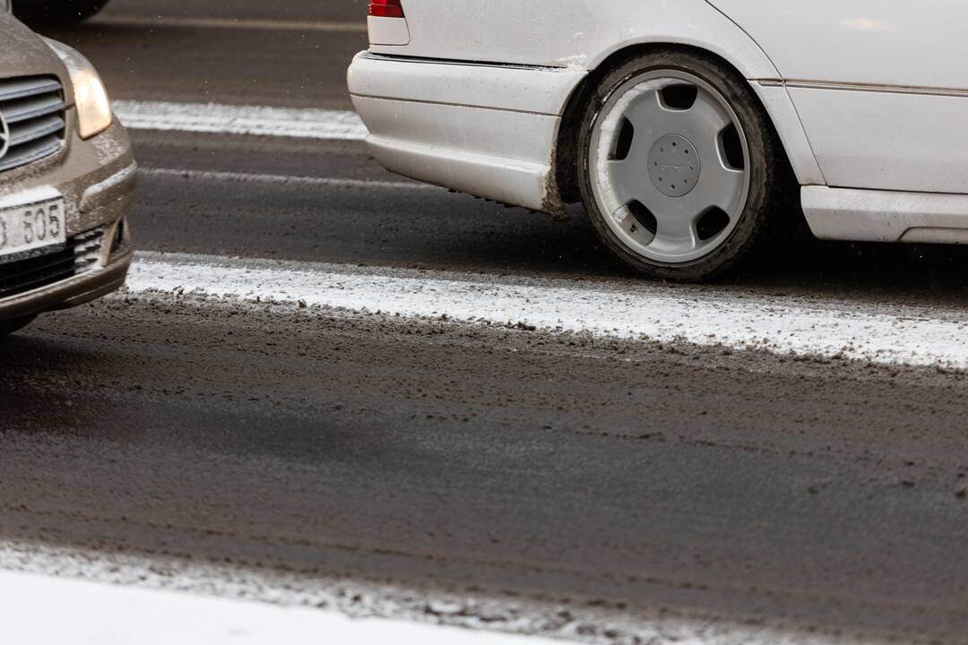 Sniegas sunkina eismo sąlygas Vilniuje