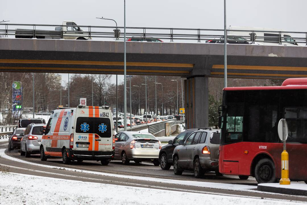 Sniegas sunkina eismo sąlygas Vilniuje