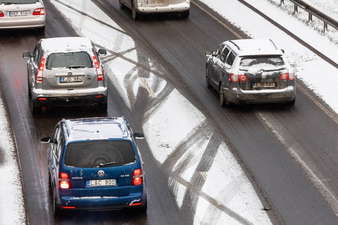 Sniegas sunkina eismo sąlygas Vilniuje